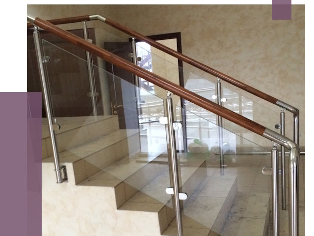 Комбинированные перила из металла и дерева в Нефтекамске